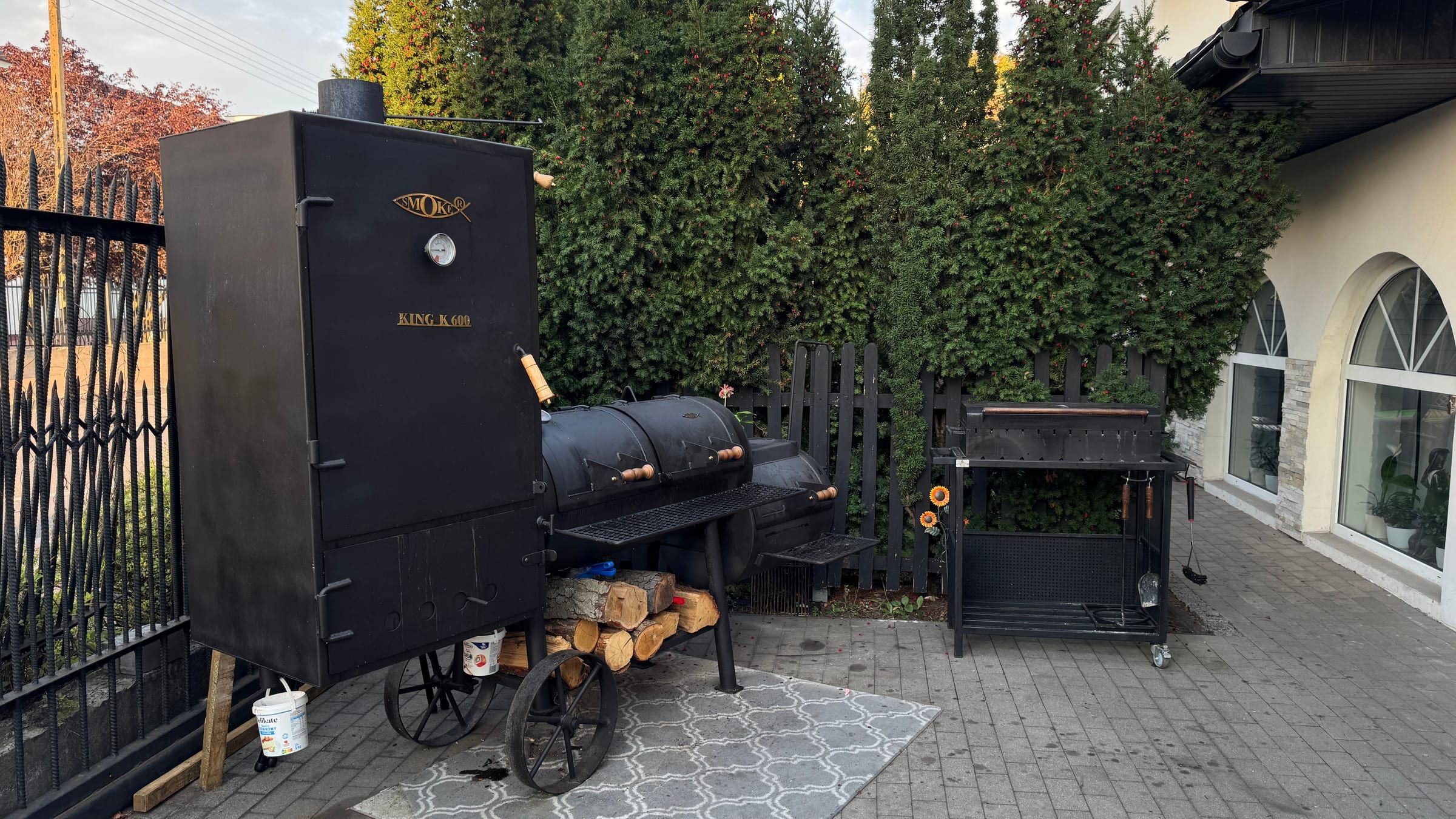 Smoker King K 600 z drewnem opałowym na podwórku Santa Teresa BBQ