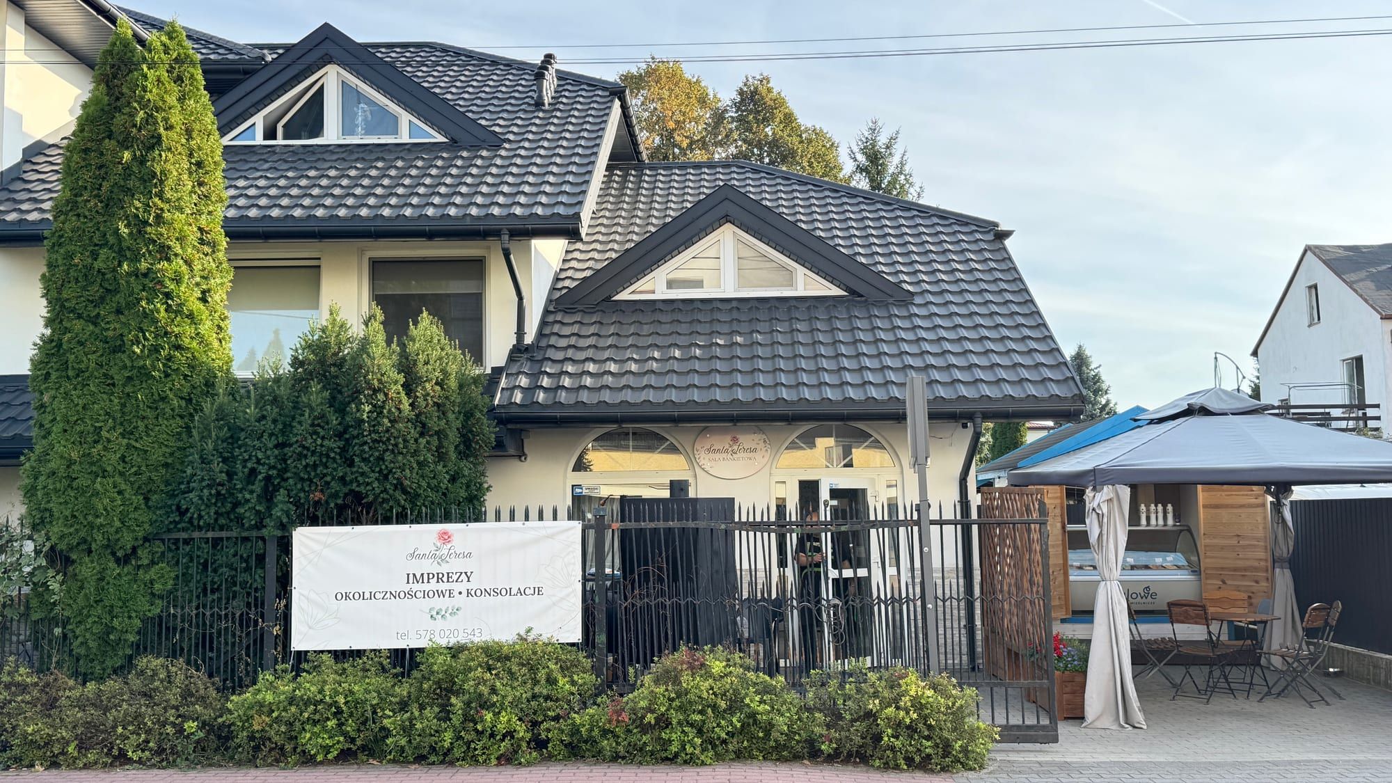 Wejście do Santa Teresa przy ul. 11 Listopada w Ząbkach